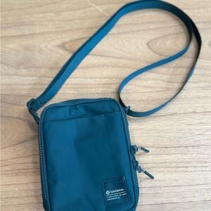 lululemon athletica Storm Teal Easy Access Crossbody